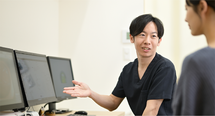 診察をする先生の写真